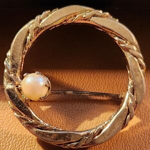 Elegant Gold and Pearl Brooch